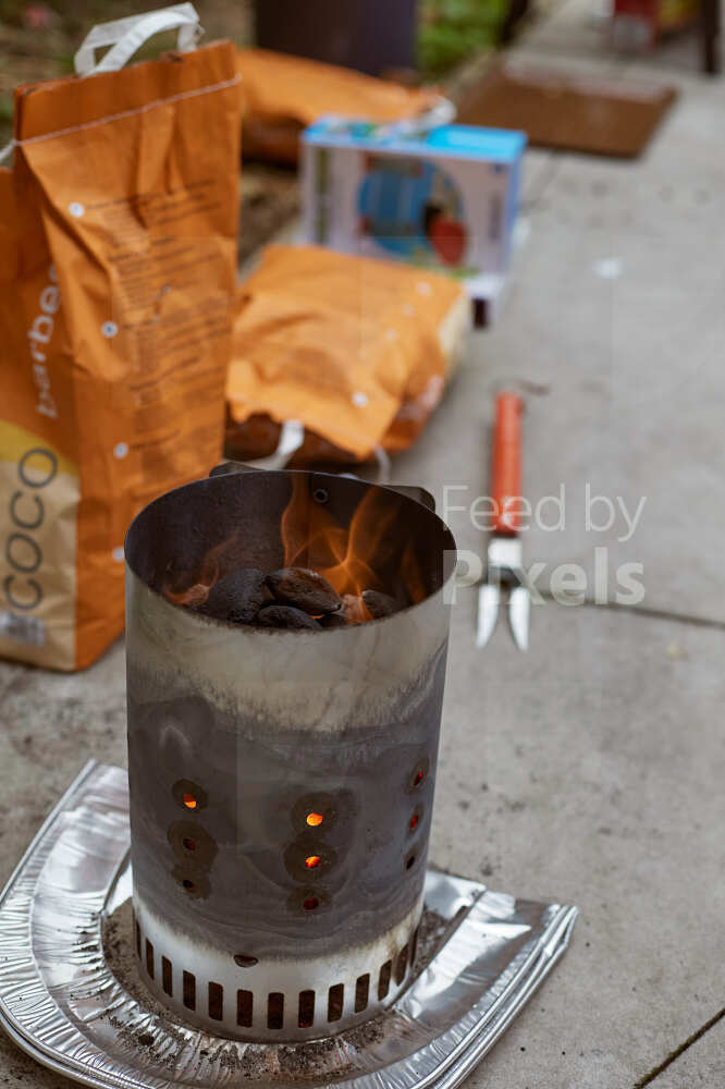 Allumage d un barbecue au charbon de bois