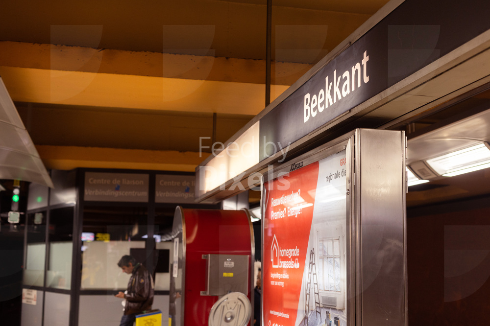 Panneau indiquant le nom de la station de métro : Beekkant