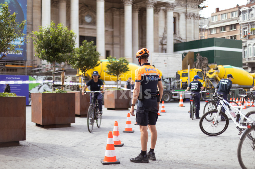 Jeunes cadets de la polices bruxelloise s exerçant sur leur vélo avec un policier de l equipe cycliste