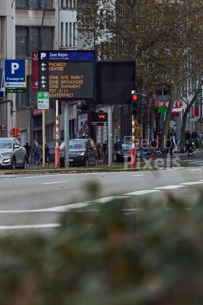 Panneau de télé jalonnement indiquant les parking disponible dans la ville de Bruxelles et leur direction