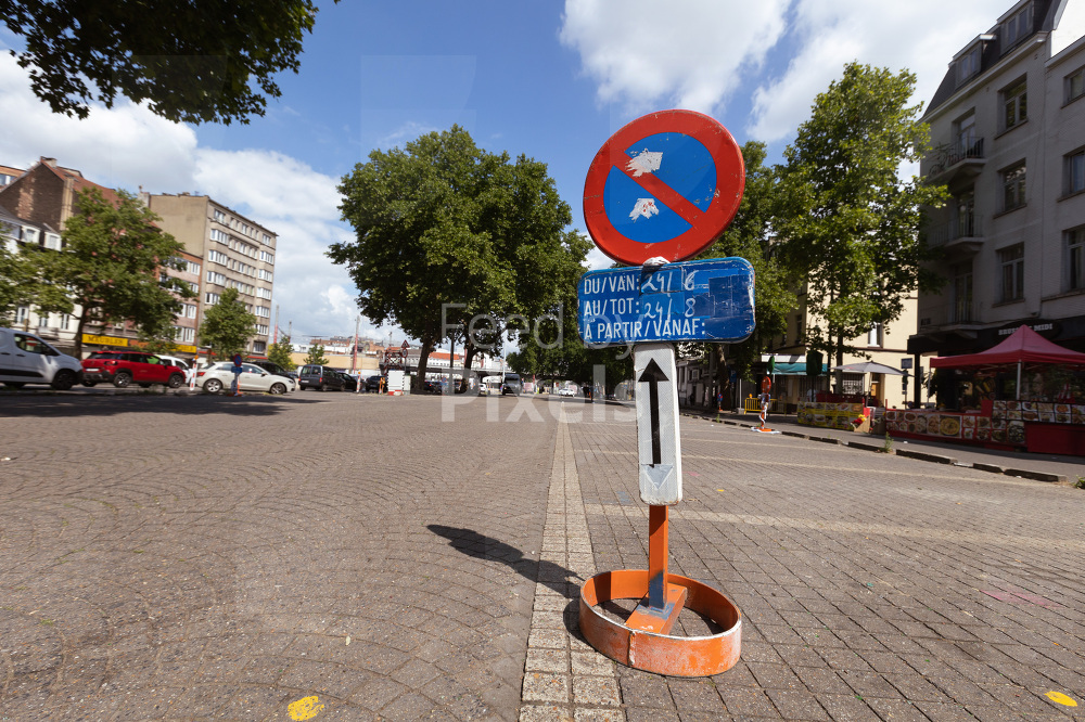 Panneau indiquant une interdiction de stationnée pour l installation de la foire du Midi