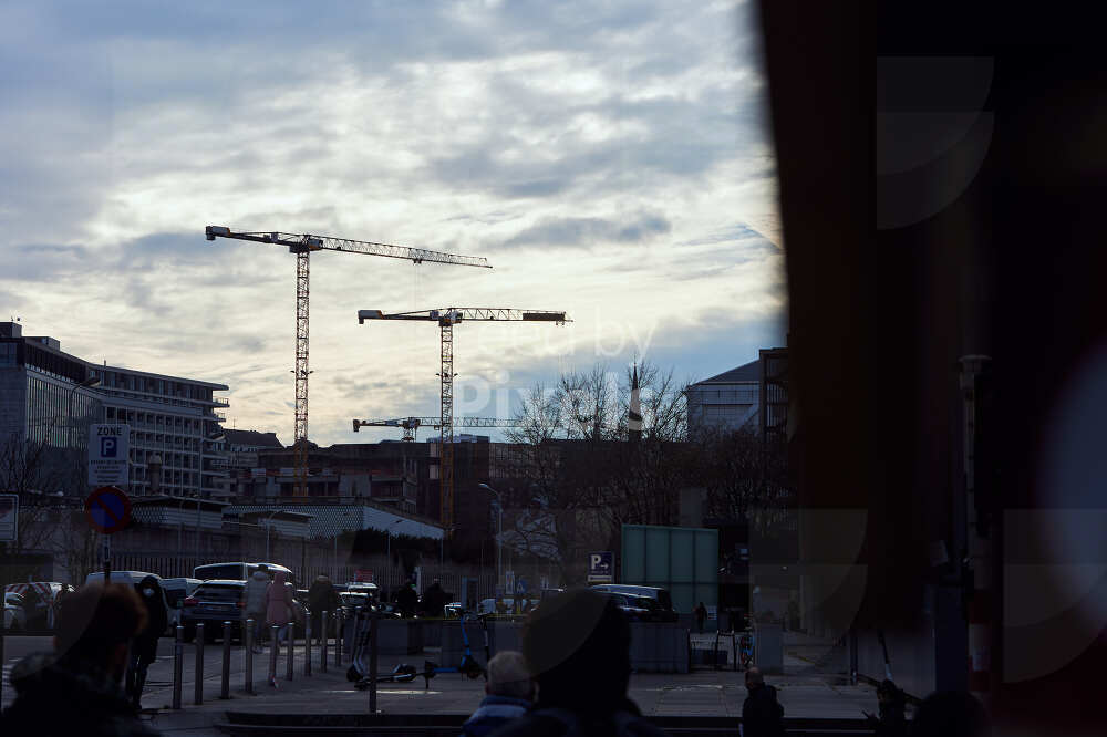 Grues dans le paysage bruxellois pour la construction ou la rénovation de bâtiments dans le centre ville de Bruxelles