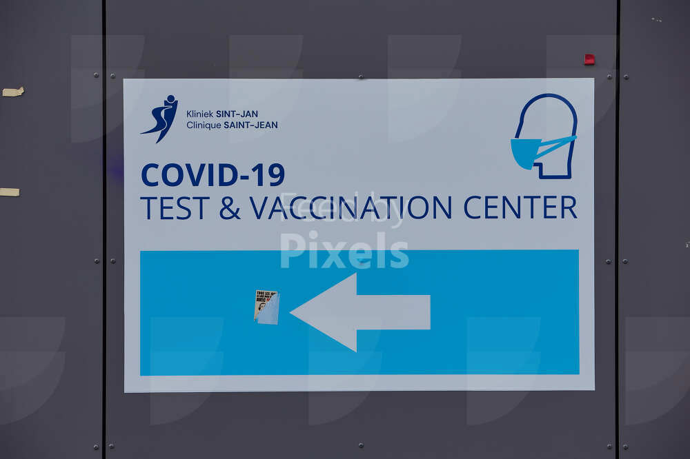 Panneau indiquant le chemin à suivre pour se faire vacciner ou dépister contre le COVID19