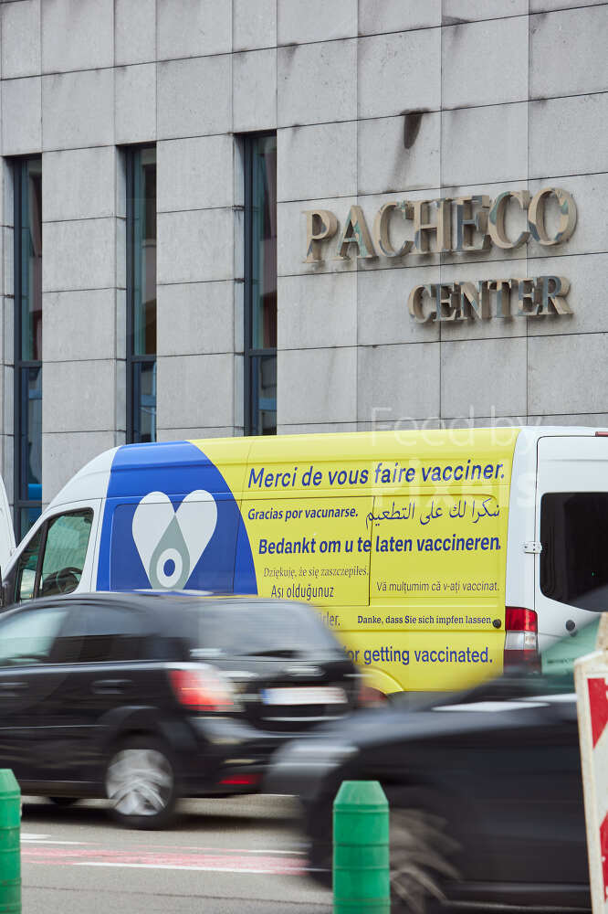 Camionnette incitant à la vaccination contre le COVID19 stationné le long du centre de conférence Pachéco center situé à deux pas du botanique et en dessous de la finance tower