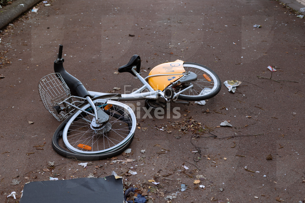 Vélo de la marque Villo laissé à son sort cassé, au sol, dans la cité modèle à Laeken