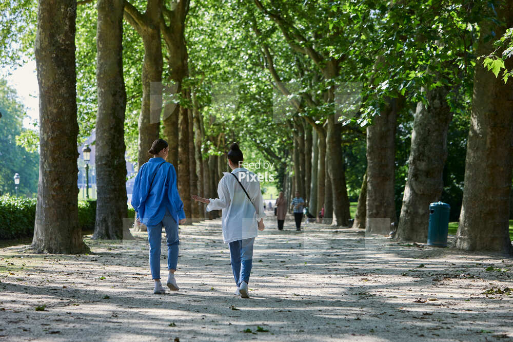 Deux jeunes filles se promenant dans le parc Elisabeth par une journée ensoleillé 